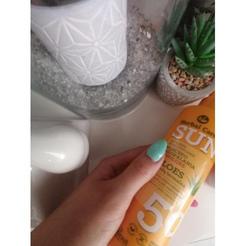 Herbal Care Sun, Roślinne wodoodporne mleczko do opalania familijne SPF 50 "Aloes z wodą termalną" - opinie | zdjęcie do recenzji od blondeinbeauty