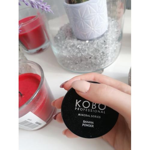 Kobo Professional Mineral Series, Banana Powder (Mineralny bananowy puder sypki) - opinie | zdjęcie do recenzji od blondeinbeauty