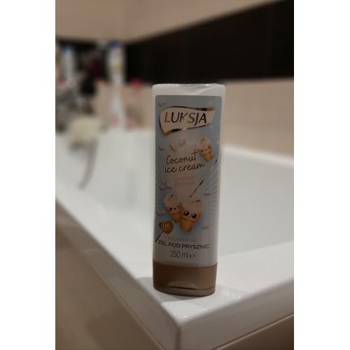 Luksja Coconut Ice Cream Shower Gel (Żel pod prysznic o zapachu lodów kokosowych) - opinie | zdjęcie do recenzji od MadameRosePl