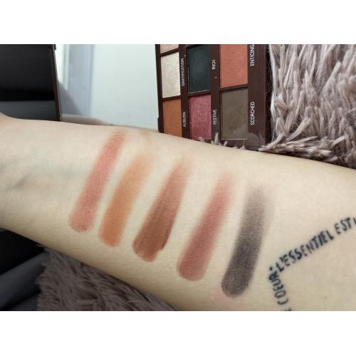 I Heart Revolution Cranberries and Chocolate Shadow Palette (Paleta 18 cieni do powiek) - opinie | zdjęcie do recenzji od julaa_94 - 3