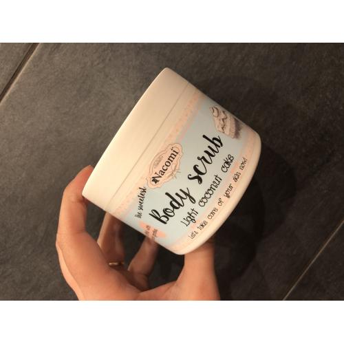 Nacomi The Sweetest Body Scrub Light Coconut Cake (Peeling do ciała `Lekki kokosowy tort`) - opinie | zdjęcie do recenzji od Saria1610 - 1