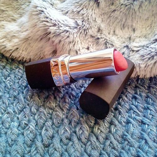Avon True Colour, Perfectly Matte Lipstick (Matowa pomadka do ust) - opinie | zdjęcie do recenzji od Elednor