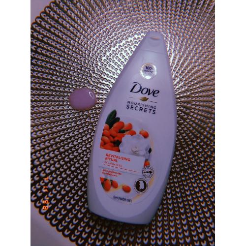 Dove Nourishing Secrets, Revitalising Ritual, Shower Gel with Goji Berries & Camellia Oil O% Sulfate SLES (Rewitalizujący żel pod prysznic z jagodami goji i olejkiem kameliowym) - opinie | zdjęcie do recenzji od Rumcykiewicz