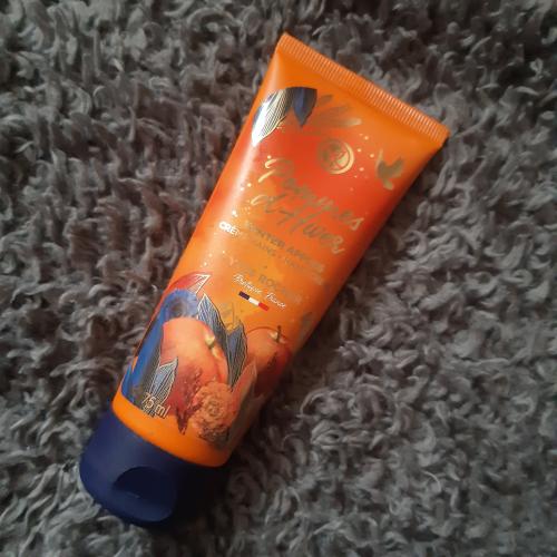 Yves Rocher Collection de Noel 2020, Creme Mains Pommes D'Hiver (Krem do rąk `Zimowa szarlotka`) - opinie | zdjęcie do recenzji od MoniaPasi