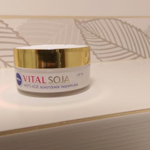 Nivea Vital Soja Anti-age, Przeciwzmarszczkowy krem na dzień cera dojrzała 60+ SPF 15 - opinie | zdjęcie do recenzji od ivonn1976