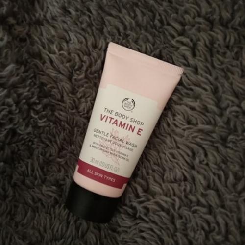 The Body Shop Vitamin E, Gentle Facial Wash (Oczyszczający żel do mycia twarzy z witaminą E) - opinie | zdjęcie do recenzji od MoniaPasi