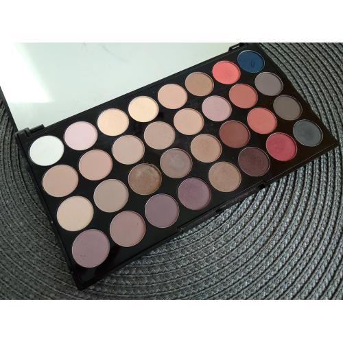 Revolution Beauty (Makeup Revolution) 32 Ultra  Professional Eyeshadows Flawless Matte 2 (Paleta 32 matowych cieni do powiek) - opinie | zdjęcie do recenzji od ksanaru - 1