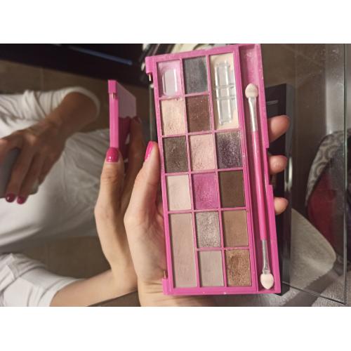 I Heart Revolution Chocolate Love Shadow Palette (Paleta 16 cieni do powiek) - opinie | zdjęcie do recenzji od clareblondi - 2