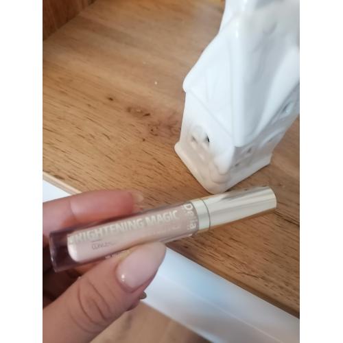 Delia Skin Defined, Brightening Magic Concealer (Korektor rozświetlający) - opinie | zdjęcie do recenzji od Nel_bluu