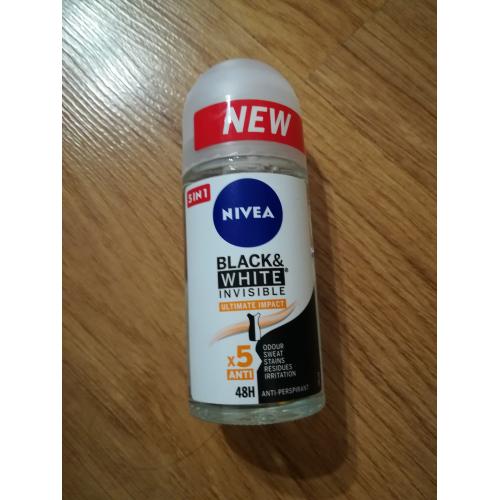 Nivea Black & White Invisible Ultimate Impact Anti-perspirant Roll-on 48h (Antyperspirant w kulce) - opinie | zdjęcie do recenzji od Lukrecja63 - 2