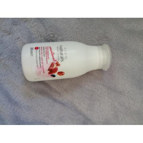 Avon Naturals, Wild Berries and Pomegranate, Yoghurt Body Shake (Nawilżający balsam jogurtowy do ciała) - opinie | zdjęcie do recenzji od Nalianaoki