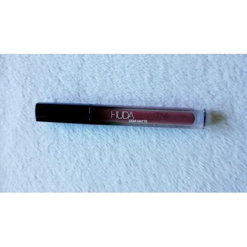 Huda Beauty Demi Matte Cream Lipstick (Satynowa pomadka do ust) - opinie | zdjęcie do recenzji od Ann9555