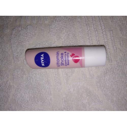 Nivea Vitamin Shake, Cranberry & Raspberry, Lip Balm (Pomadka do ust z żurawiną i maliną) - opinie | zdjęcie do recenzji od Madeleine987