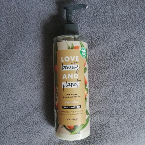 Love Beauty and Planet Shea Velvet, Shea Butter & Sandalwood Oil Body Lotion (Odżywczy balsam do ciała z masłem shea i olejkiem z drzewa sandałowego) - opinie | zdjęcie do recenzji od Luqia