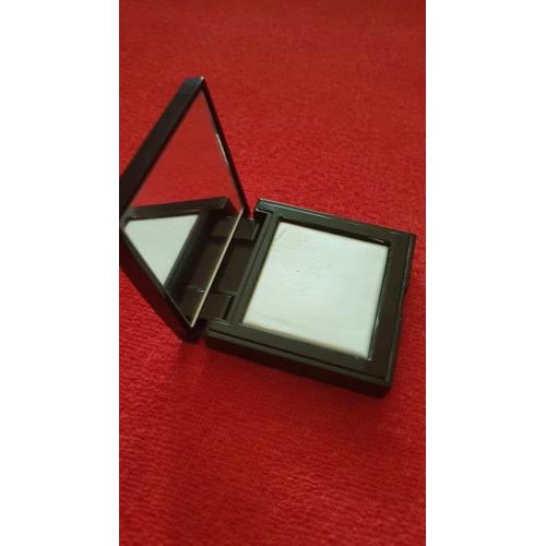 Laura Mercier Secret Blurring Powder For Under Eyes (Puder prasowany pod oczy) - opinie | zdjęcie do recenzji od Kat8Rina - 3