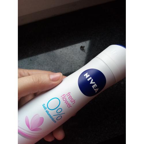Nivea Fresh Flower, Dezodorant w sprayu 0% soli aluminium - opinie | zdjęcie do recenzji od Wiola435