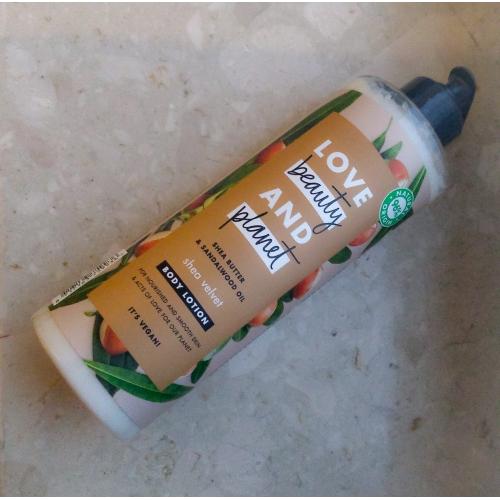 Love Beauty and Planet Shea Velvet, Shea Butter & Sandalwood Oil Body Lotion (Odżywczy balsam do ciała z masłem shea i olejkiem z drzewa sandałowego) - opinie | zdjęcie do recenzji od Ariessa