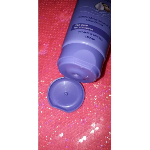 Nivea Hand Cream Smooth  Hands & Nail Care Natural Macadamia Oil & Lotus Flower (Wygładzający krem do rąk z naturalnym olejem makadamia i kwiatem lotosu) - opinie | zdjęcie do recenzji od KITKA_23 - 3
