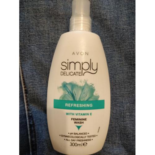 Avon Simply Delicate, Refreshing Feminine Wash with Vitamin E (Odświeżający płyn do higieny intymnej z witaminą E) - opinie | zdjęcie do recenzji od Paula9595p