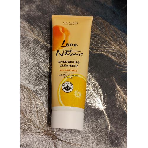 Oriflame Love Nature, Energising Cleanser With Organic Apricot & Orange (Żel oczyszczający do twarzy z organiczną morelą i pomarańczą) - opinie | zdjęcie do recenzji od Karolinkaaa27