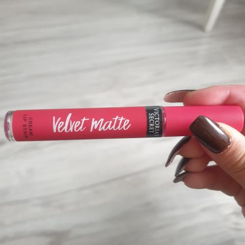Victoria's Secret Velvet Matte Lipstick (Matowa szminka) - opinie | zdjęcie do recenzji od brylciaczek - 1