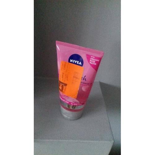 Nivea Rose Touch, Micelarny żel oczyszczający z organiczną wodą różaną - opinie | zdjęcie do recenzji od Wikikatalex - 1