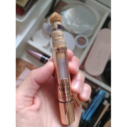 Charlotte Tilbury Magic Away Liquid Concealer (Kryjący korektor w płynie) - opinie | zdjęcie do recenzji od weroncia85 - 4
