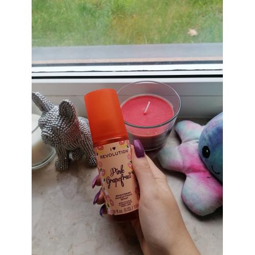 I Heart Revolution Fixing Spray Grapefruit (Rozświetlający utrwalacz makijażu w sprayu) - opinie | zdjęcie do recenzji od blondeinbeauty