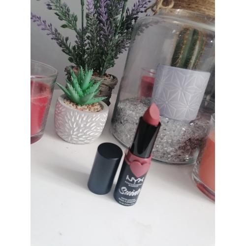 NYX Professional Makeup Suede Matte Lipstick (Pomadka matowa w sztyfcie) - opinie | zdjęcie do recenzji od blondeinbeauty