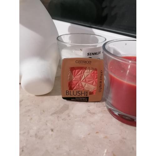 Catrice Blush Box Glowing + Multicolour (Wielokolorowy róż do policzków) - opinie | zdjęcie do recenzji od blondeinbeauty