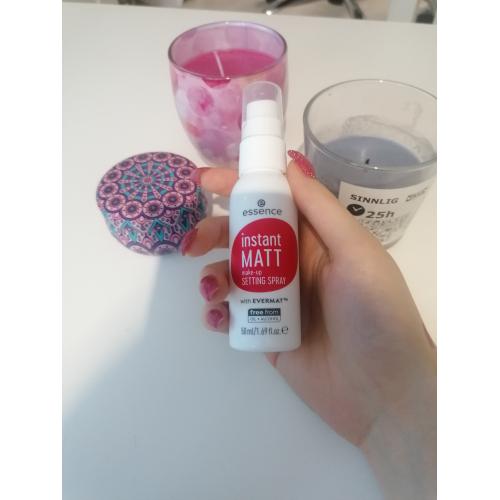 Essence Instant Matt, Make-up Setting Spray (Spray do utrwalania makijażu) - opinie | zdjęcie do recenzji od blondeinbeauty