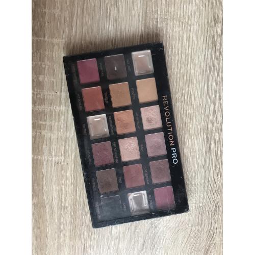 Revolution Pro Regeneration Eyeshadow Palette Restoration (Paleta 18 cieni do powiek) - opinie | zdjęcie do recenzji od Julia08802 - 1