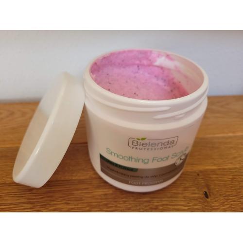 Bielenda Professional Podo Expert Program, Smoothing Foot Scrub with Pumice (Peeling do stóp wygładzający z pumeksem) - opinie | zdjęcie do recenzji od Rumcykiewicz