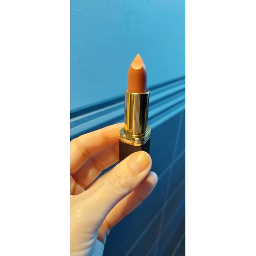 L'Oreal Paris Color Riche, Matte Addiction Lipstick (Matowa szminka do ust) - opinie | zdjęcie do recenzji od MartaSowka - 1