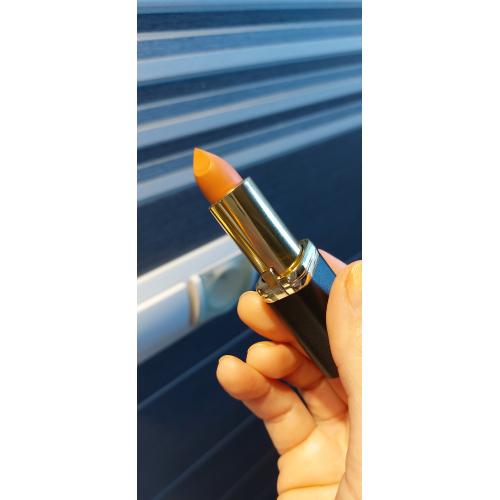 L'Oreal Paris Color Riche, Matte Addiction Lipstick (Matowa szminka do ust) - opinie | zdjęcie do recenzji od MartaSowka - 3