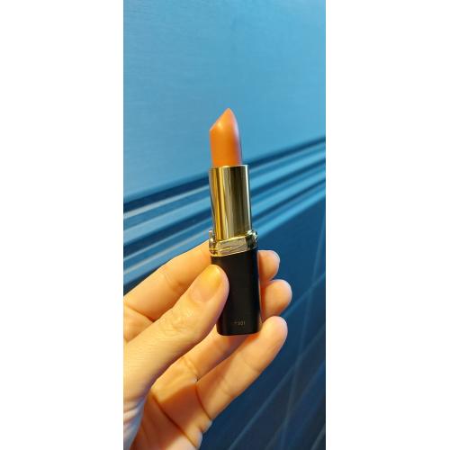 L'Oreal Paris Color Riche, Matte Addiction Lipstick (Matowa szminka do ust) - opinie | zdjęcie do recenzji od MartaSowka - 2