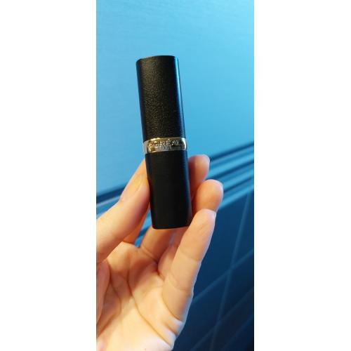 L'Oreal Paris Color Riche, Matte Addiction Lipstick (Matowa szminka do ust) - opinie | zdjęcie do recenzji od MartaSowka - 4
