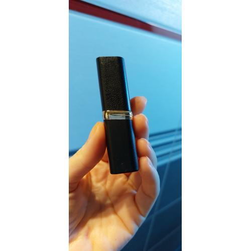 L'Oreal Paris Color Riche, Matte Addiction Lipstick (Matowa szminka do ust) - opinie | zdjęcie do recenzji od MartaSowka - 5