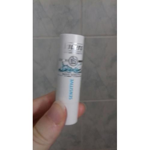 Lavera Basis Sensitiv, Lippenbalsam [Lip Balm] (Balsam do ust z jojobą i masłem shea) - opinie | zdjęcie do recenzji od Wikikatalex