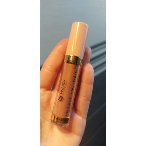 AA Wings of Color Star Secrets, The Color Lip Gloss (Kryjący błyszczyk do ust) - opinie | zdjęcie do recenzji od MartaSowka - 1