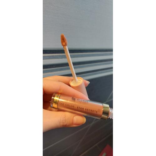 AA Wings of Color Star Secrets, The Color Lip Gloss (Kryjący błyszczyk do ust) - opinie | zdjęcie do recenzji od MartaSowka - 3