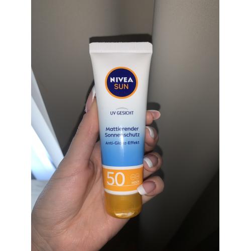 Nivea Sun, Mattierender Sonnenschutz SPF50 (Matujący krem z ochroną przeciwsłoneczną SPF 50) - opinie | zdjęcie do recenzji od dominikanikanika