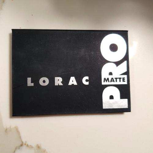 Lorac PRO, Matte Eyeshadow Palette (Paleta 8 matowych cieni do oczu) - opinie | zdjęcie do recenzji od Karolinakosmetyki - 1