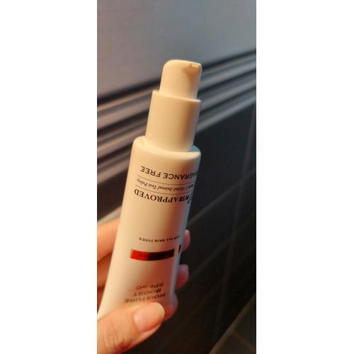Revolution Skincare Moisture Boost SPF50 (Daily Defender Lightweight Moisturiser) (Nawilżający krem ochronny) - opinie | zdjęcie do recenzji od MartaSowka - 2