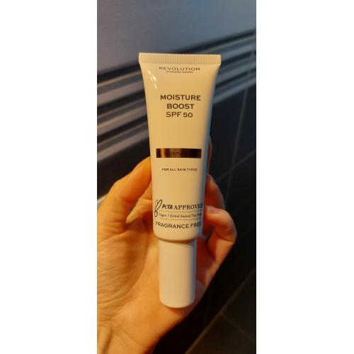 Revolution Skincare Moisture Boost SPF50 (Daily Defender Lightweight Moisturiser) (Nawilżający krem ochronny) - opinie | zdjęcie do recenzji od MartaSowka - 5