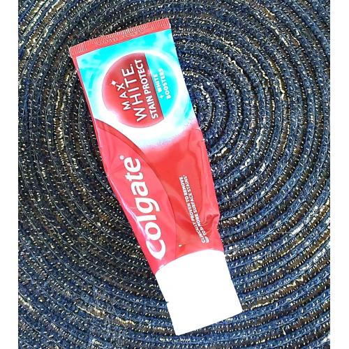 Colgate Max White Stain Protect + White Booster Toothpaste (Wybielająca pasta do zębów) - opinie | zdjęcie do recenzji od Iwona_C