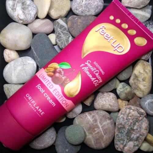 Oriflame Feet Up, Soothing Sweet Cherry & Almond Oil Foot Cream (Kojący krem do stóp z czereśnią i olejkiem migdałowym) - opinie | zdjęcie do recenzji od AnaSky