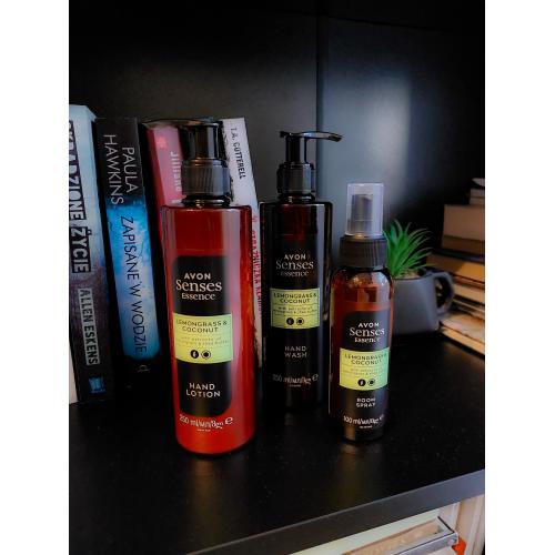 Avon Senses essence, Lemongrass & Coconut, Hand Lotion with Extracts of Lemongrass & Shea (Lotion do rąk `Trawa cytrynowa i kokos`) - opinie | zdjęcie do recenzji od Nathaliee85