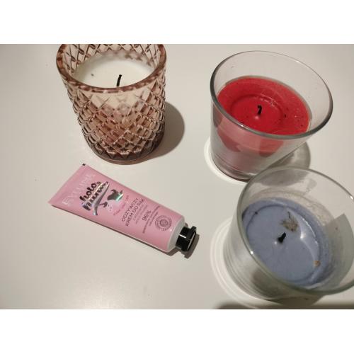 Eveline Cosmetics Holo Hand, Odżywczy krem do rąk z różowym holo-pyłkiem `Pink Unicorn ` - opinie | zdjęcie do recenzji od blondeinbeauty