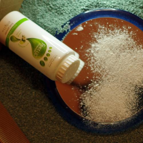 Oriflame Feet Up Comfort, Deodorising Foot Talc Lime & Cotton (Dezodorujący talk do stóp) - opinie | zdjęcie do recenzji od AnaSky
